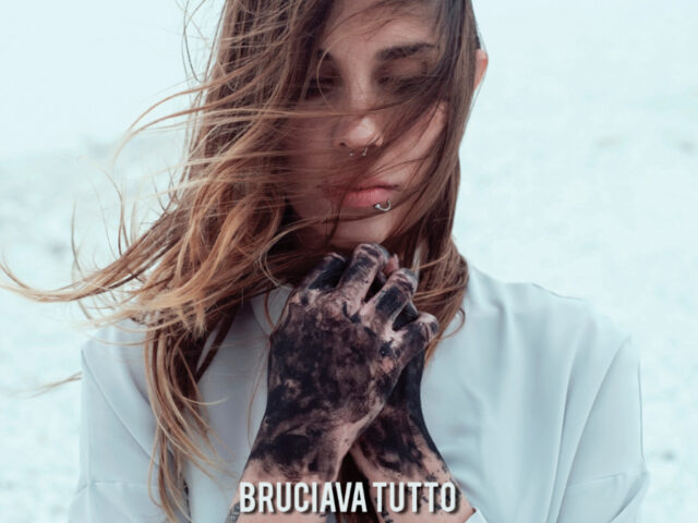 AmbraMarie, “Bruciava tutto”: la recensione