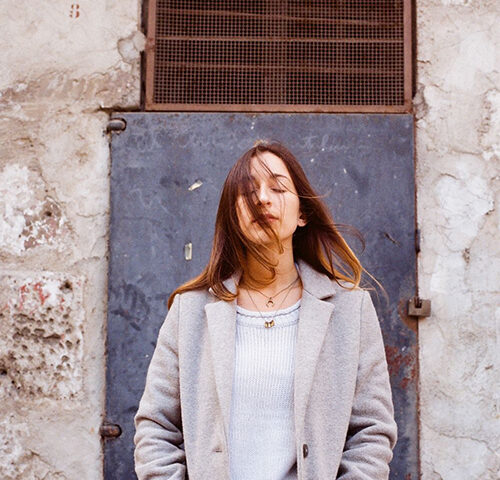 Aurora D’Amico: ecco il video di “Oceans Between Us” #TRAKOFTHENIGHT