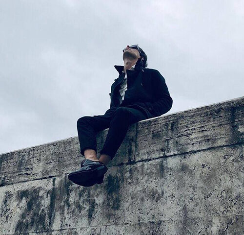 Santandrea: “Sono solo” è il nuovo video #TRAKOFTHENIGHT