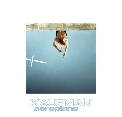 Kaufman: “Aeroplano” è il nuovo video #TRAKOFTHENIGHT