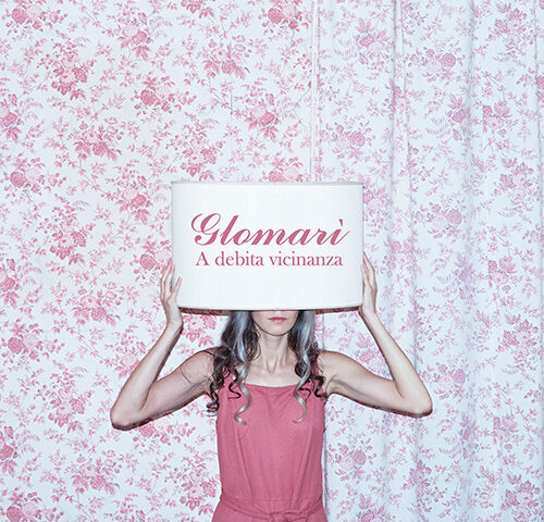 Glomarì, “A debita vicinanza”: la recensione
