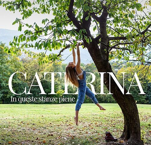 Caterina, “In queste stanze piene”: la recensione
