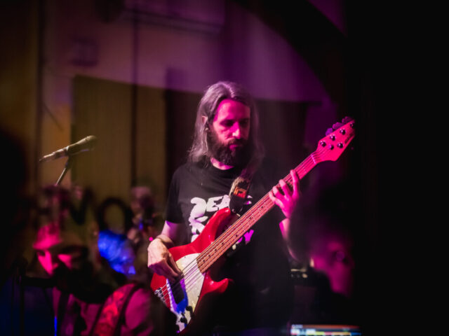 Deaf Kaki Chumpy: diciotto musicisti per una musica che resiste – il 14 giugno a Cascinet, per la Palestina