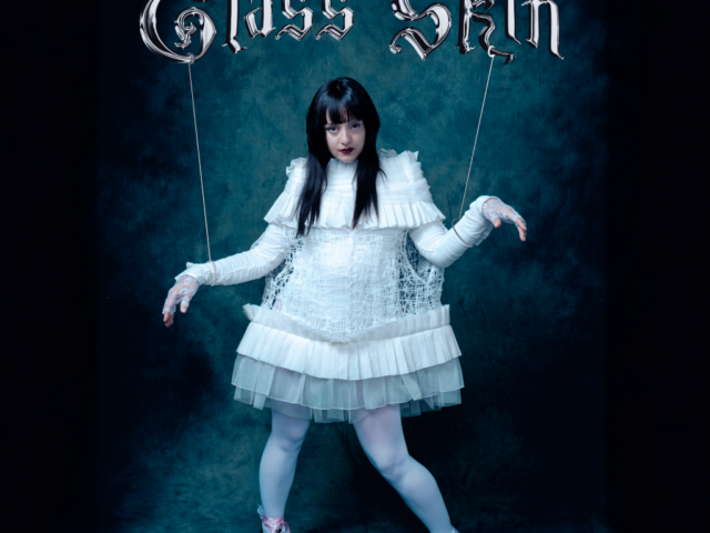 Emilya Ndme: “Glass Skin” affronta il peso sociale dell’età e dell’immagine #tracciadelgiorno