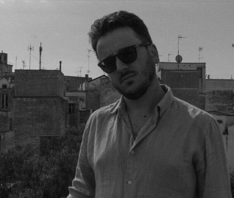 “Bellissimi e infelici”: Mariano Casulli e la ricerca di autenticità nel cantautorato contemporaneo