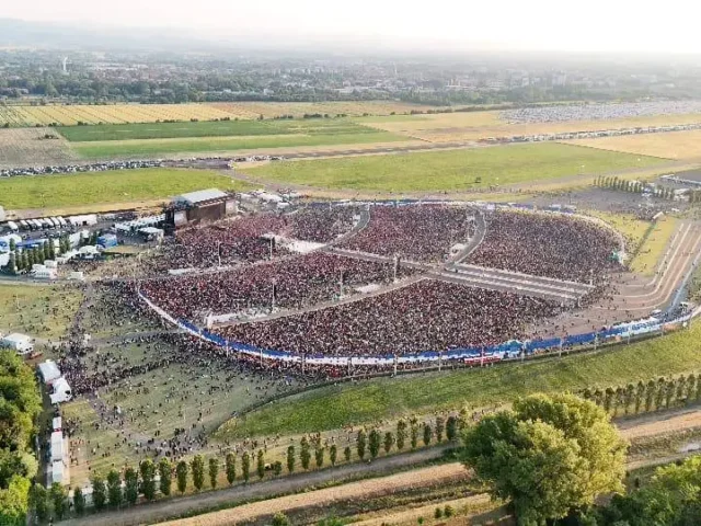 Del gigantismo dei concerti: il caso Reggio Emilia #livedellasera #sottotraccia