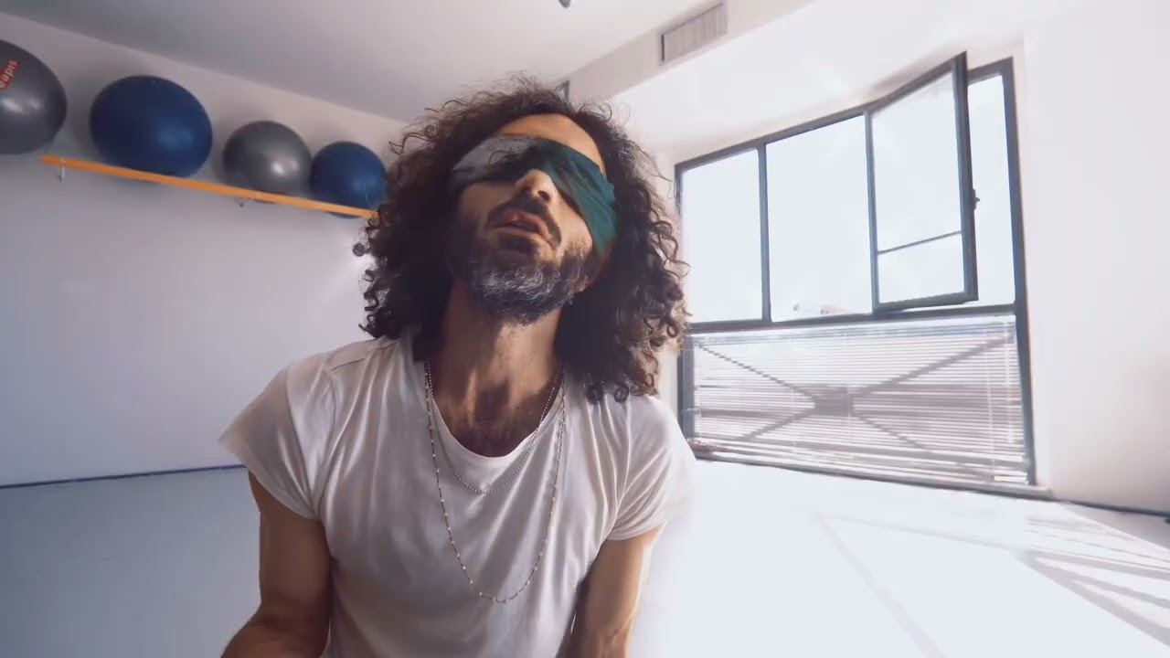 Filippo Poderini: “Basterebbe una parola”, il video che racconta introspezione e silenzi