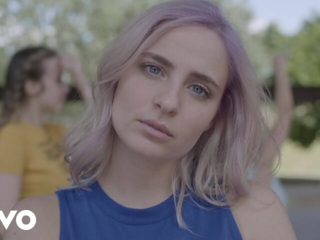 Cara: “Mi serve” è il nuovo video #trakofthenight