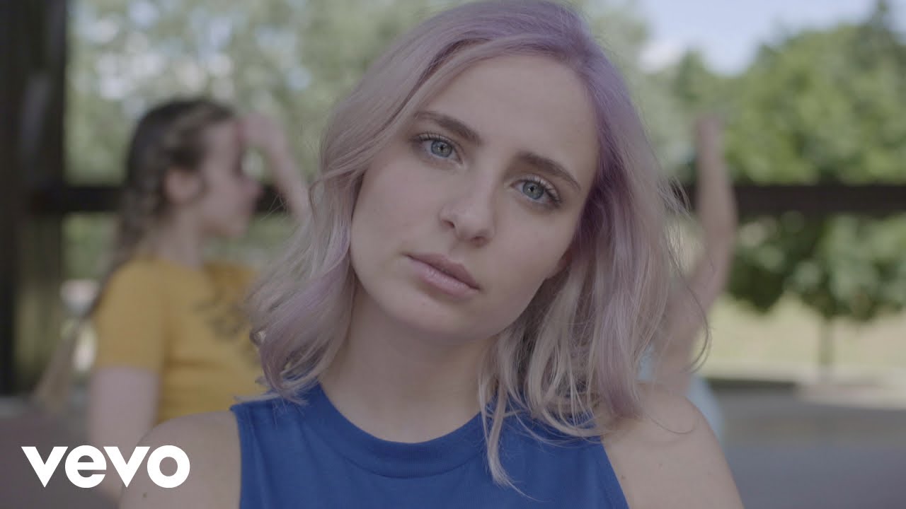 Cara: “Mi serve” è il nuovo video #trakofthenight