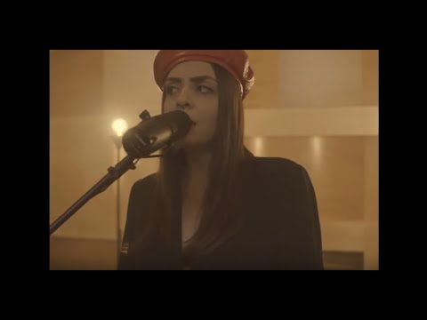Lucia Manca: “Come un’onda” è il nuovo video #trakofthenight