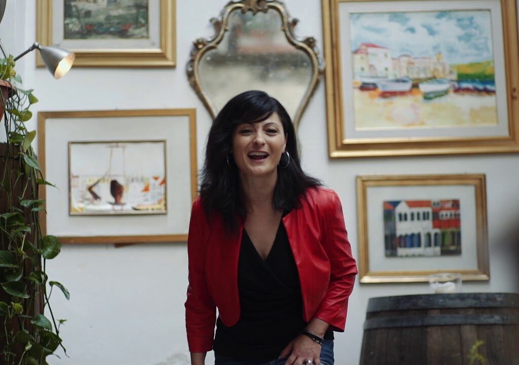 Daniela Vicale, “Frammenti a colori”: la recensione