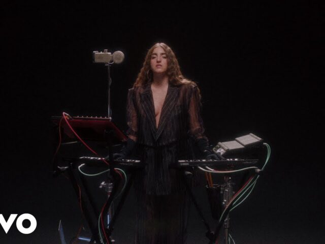Joan Thiele: “Puta” è il nuovo video #trakofthenight