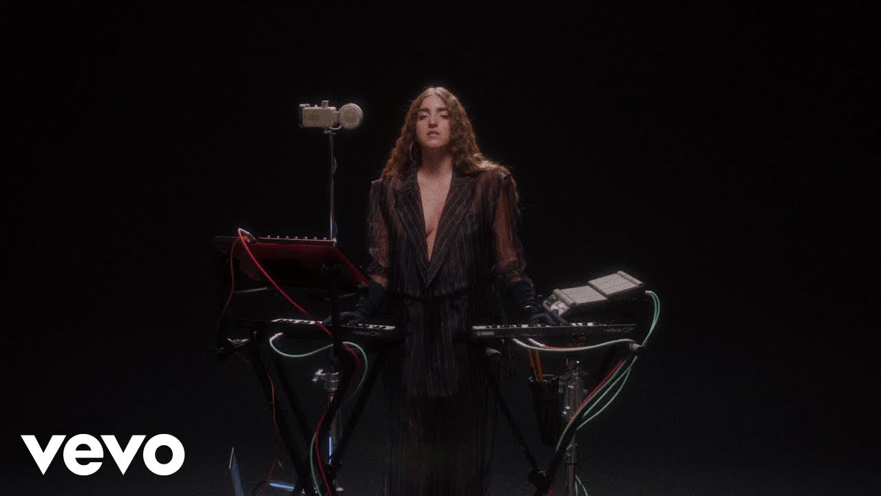 Joan Thiele: “Puta” è il nuovo video #trakofthenight