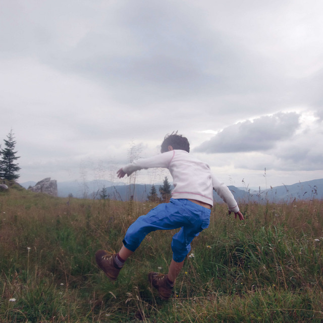 Fabio Cinti, “Al blu mi muovo”: recensione e streaming