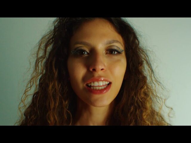 Smarties: “fumo sempre troppo” è il nuovo video #trakofthenight