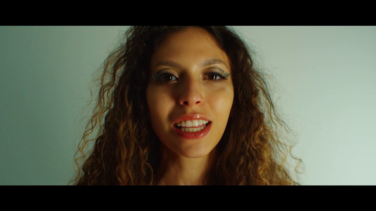 Smarties: “fumo sempre troppo” è il nuovo video #trakofthenight