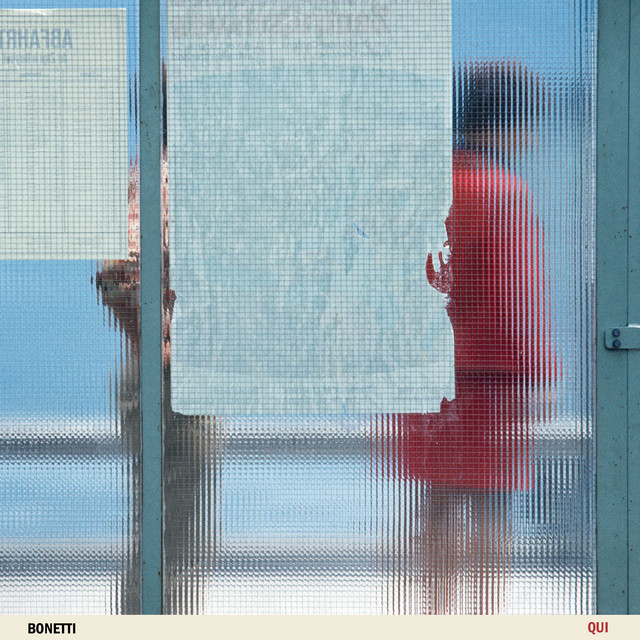 Bonetti, “Qui”: recensione e streaming